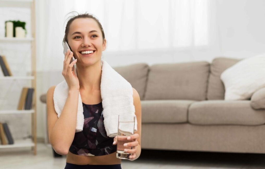 Wie man Bauch und Hüften loswird, ohne eine Diät zu machen oder ins Fitnessstudio zu gehen