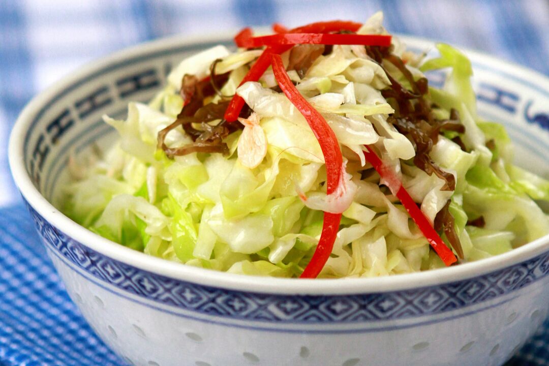 Kohlsalat ist eine der Gerichtsmöglichkeiten im Lieblingsdiätmenü.